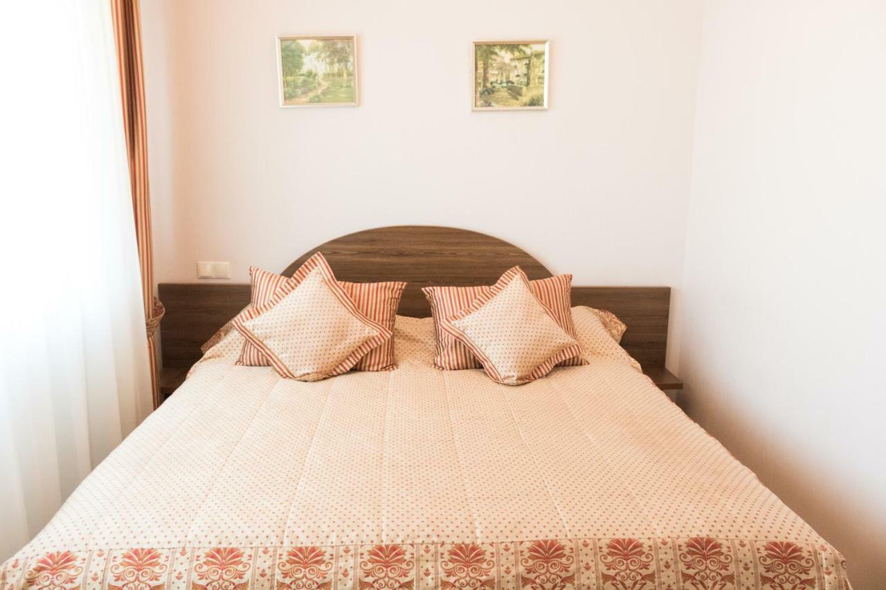 Vip House Hotel Astana Bagian luar foto